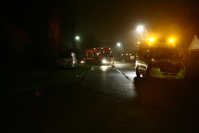 Brandweer haalt patiënt uit woning