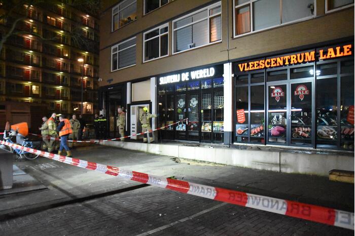 Kelders vol water na sinkhole in trottoir