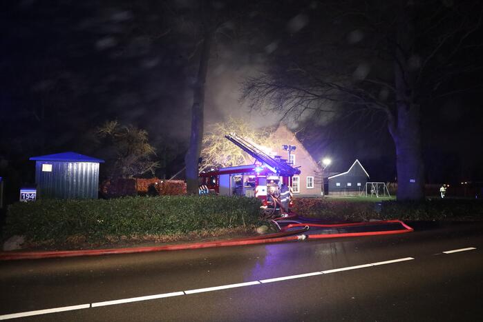 Brand in schoorsteen slaat over op rietenkap