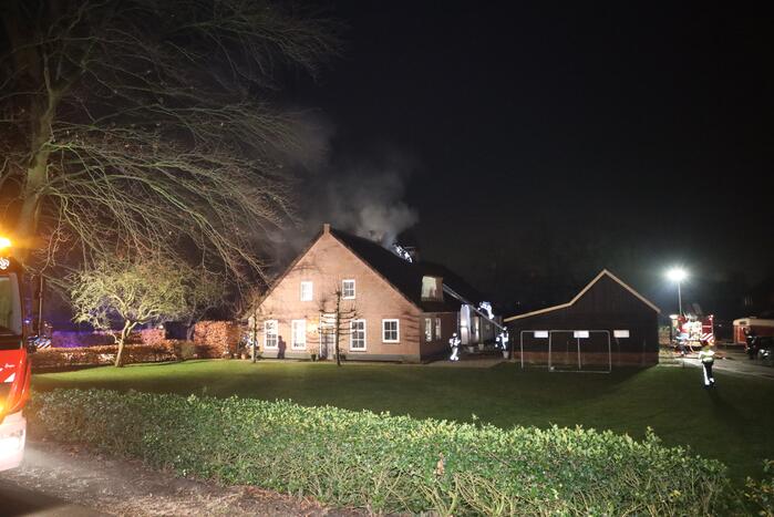 Brand in schoorsteen slaat over op rietenkap