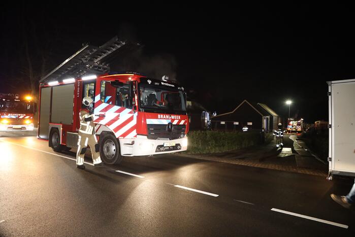 Brand in schoorsteen slaat over op rietenkap