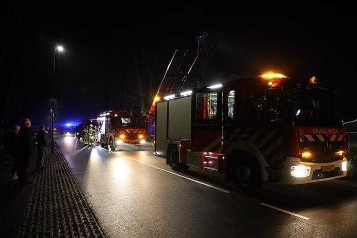 Brand in schoorsteen slaat over op rietenkap