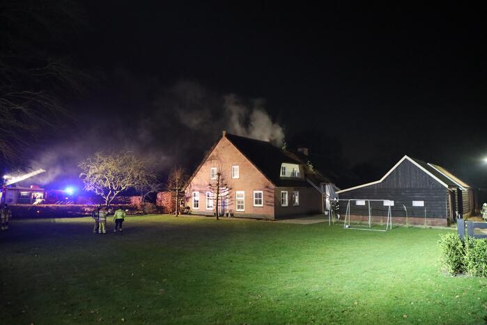 Brand in schoorsteen slaat over op rietenkap