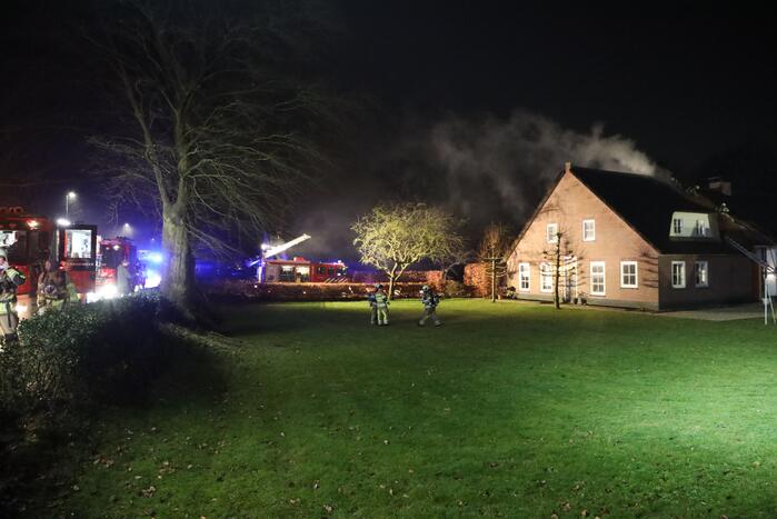Brand in schoorsteen slaat over op rietenkap