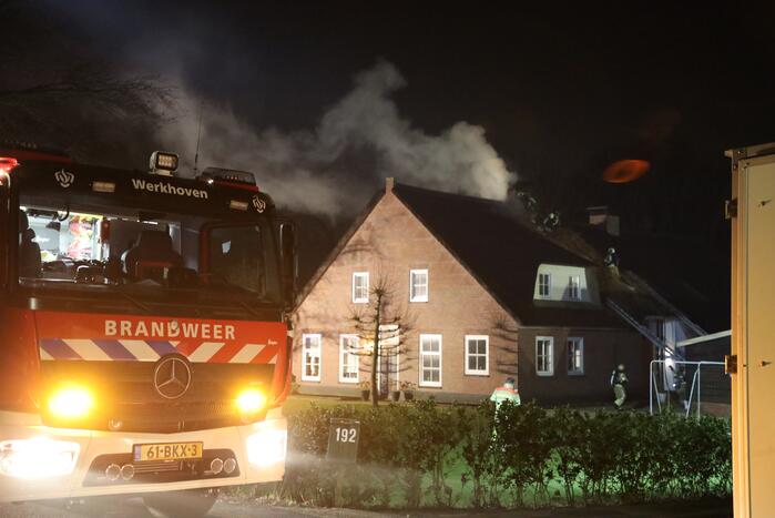 Brand in schoorsteen slaat over op rietenkap