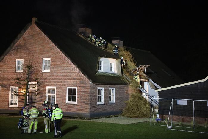 Brand in schoorsteen slaat over op rietenkap
