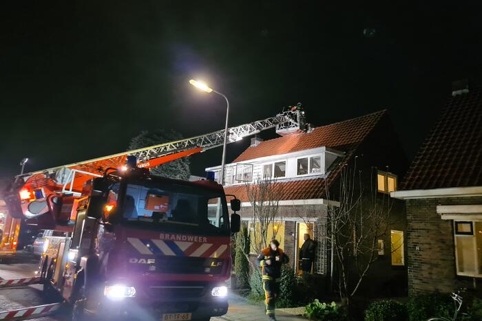 Brandweer blust hevige schoorsteenbrand