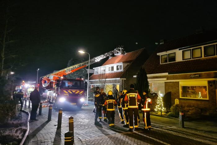 Brandweer blust hevige schoorsteenbrand