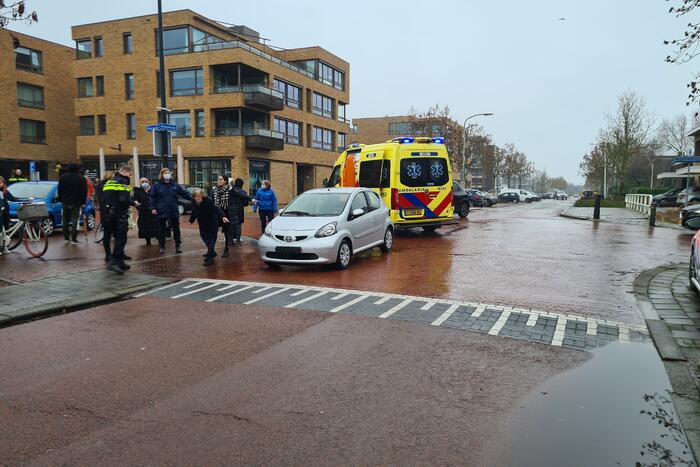 Overstekende fietsster gewond bij botsing met auto