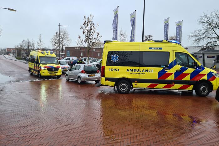 Overstekende fietsster gewond bij botsing met auto