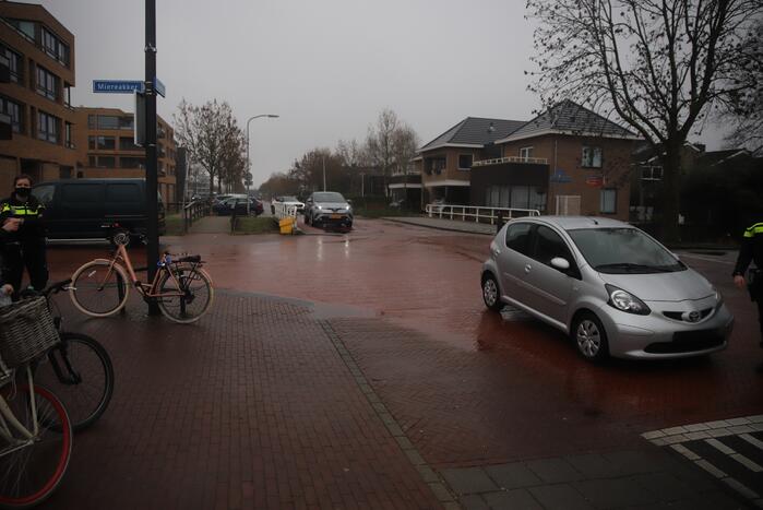 Overstekende fietsster gewond bij botsing met auto