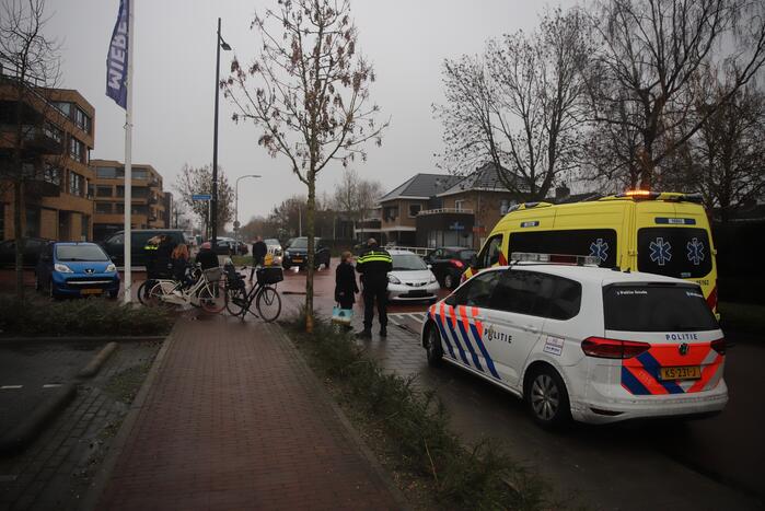 Overstekende fietsster gewond bij botsing met auto