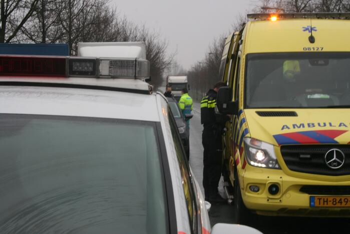 Vrachtwagen botst auto