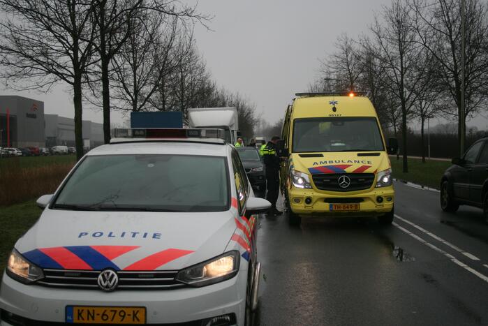 Vrachtwagen botst auto