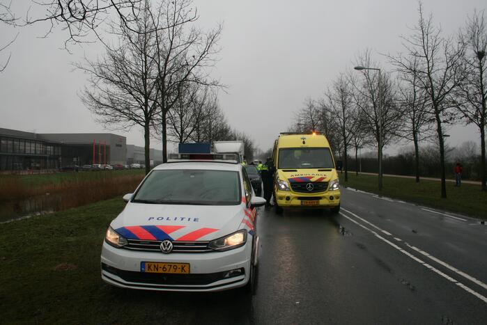 Vrachtwagen botst auto