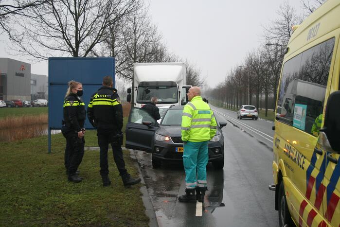 Vrachtwagen botst auto