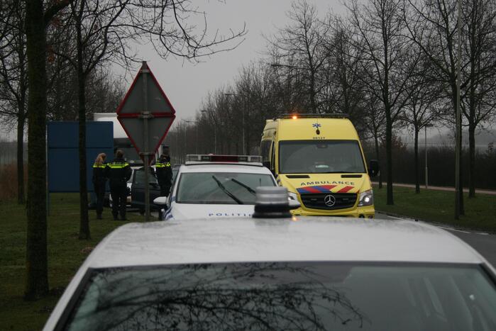 Vrachtwagen botst auto