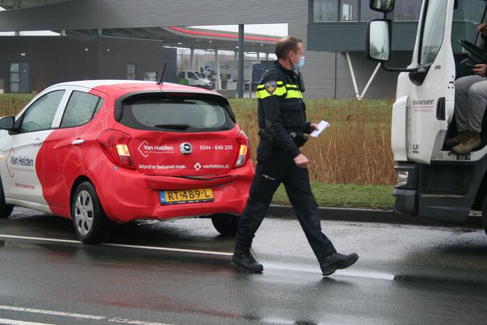 Vrachtwagen botst auto