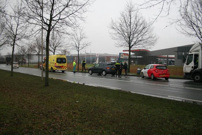 Vrachtwagen botst auto