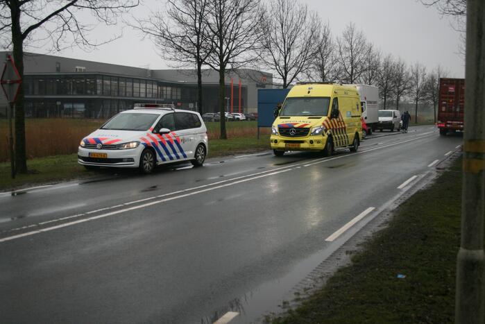 Vrachtwagen botst auto