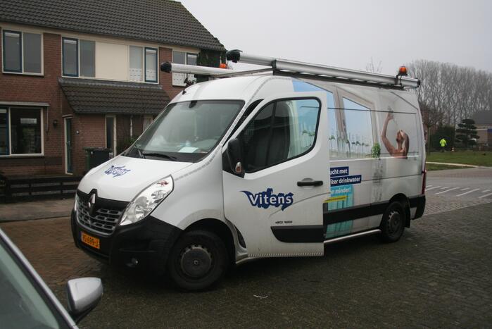 Gat in trottoir door gesprongen waterleiding