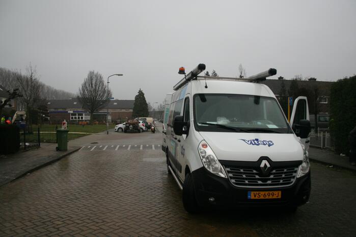 Gat in trottoir door gesprongen waterleiding