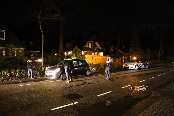 Auto rijdt lantaarnpaal uit de grond