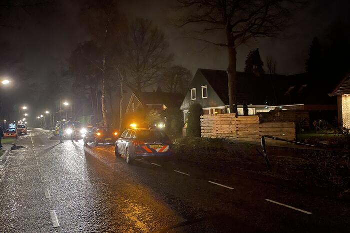 Auto rijdt lantaarnpaal uit de grond