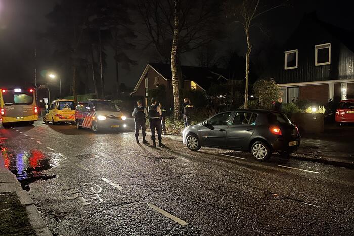 Auto rijdt lantaarnpaal uit de grond