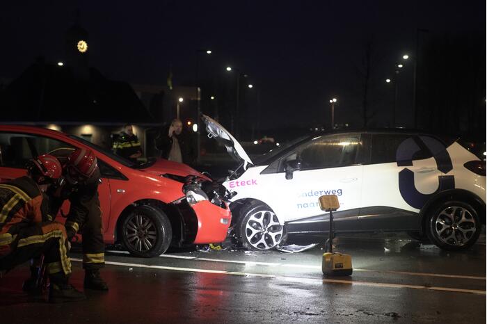 Veel schade bij frontale aanrijding