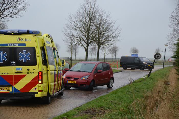 Auto botst op paal