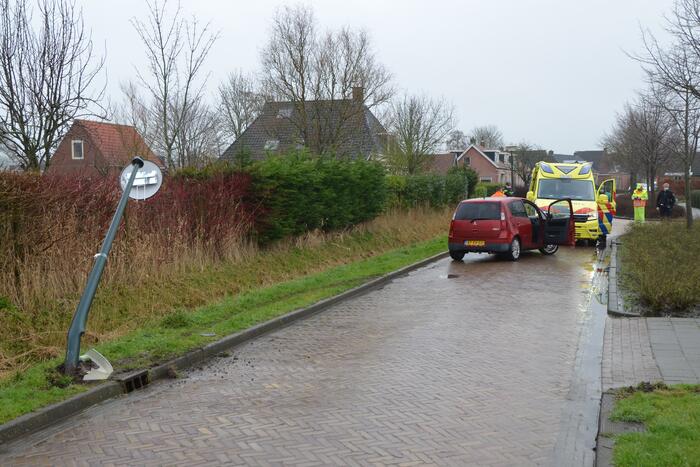 Auto botst op paal