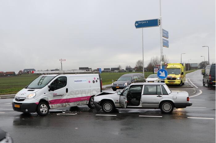 Bestelbus en personenwagen botsen op kruising