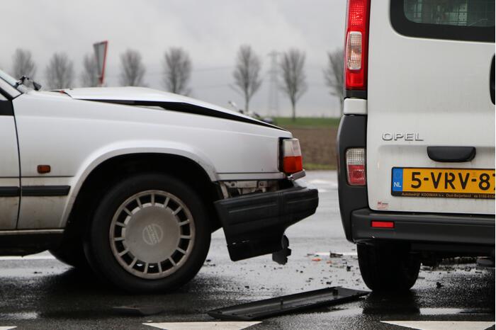 Bestelbus en personenwagen botsen op kruising
