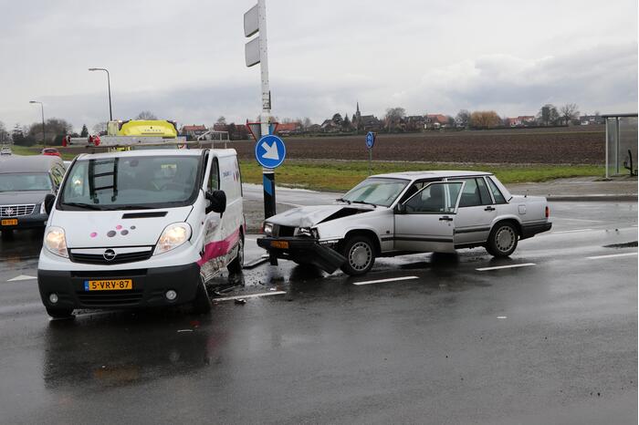 Bestelbus en personenwagen botsen op kruising