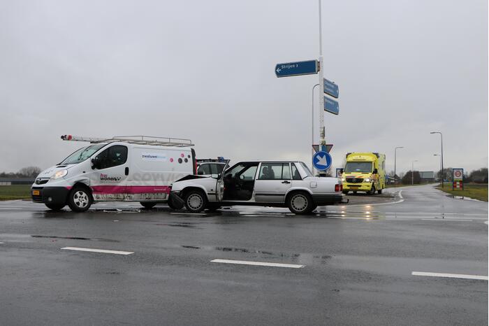 Bestelbus en personenwagen botsen op kruising