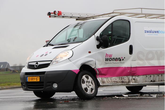 Bestelbus en personenwagen botsen op kruising