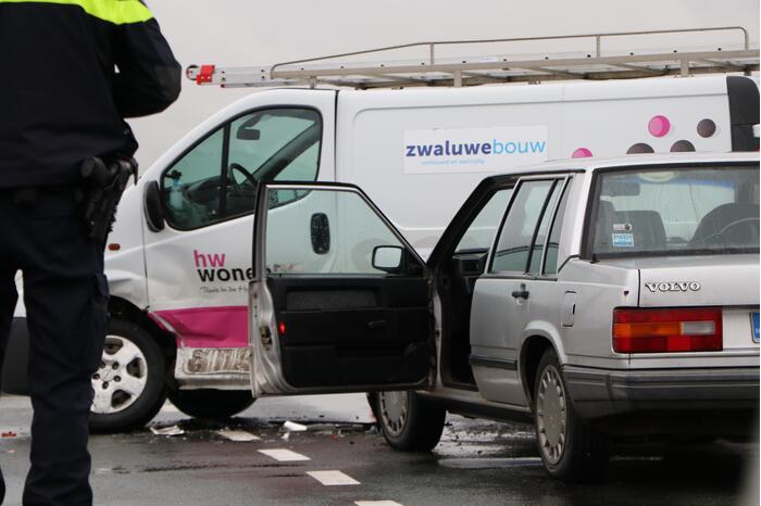 Bestelbus en personenwagen botsen op kruising
