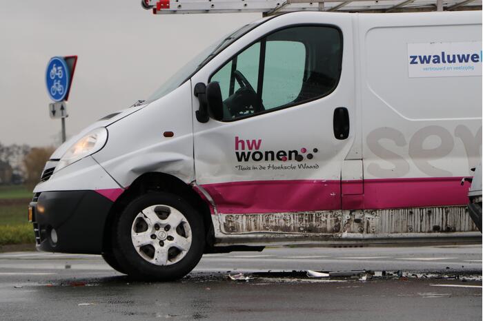 Bestelbus en personenwagen botsen op kruising