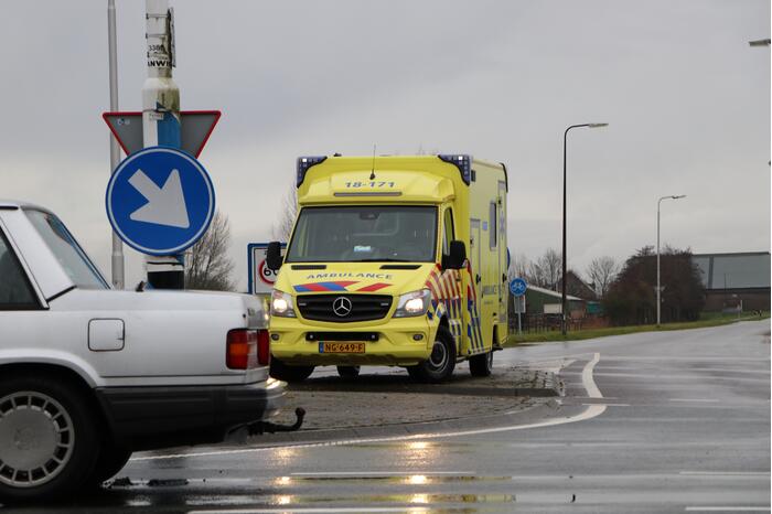 Bestelbus en personenwagen botsen op kruising