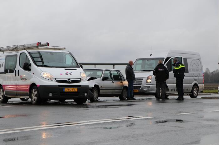 Bestelbus en personenwagen botsen op kruising