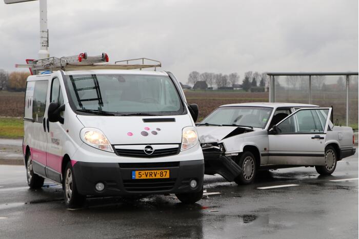 Bestelbus en personenwagen botsen op kruising