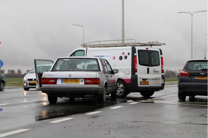 Bestelbus en personenwagen botsen op kruising