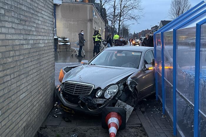 Automobilist richt ravage aan bij Albert Heijn