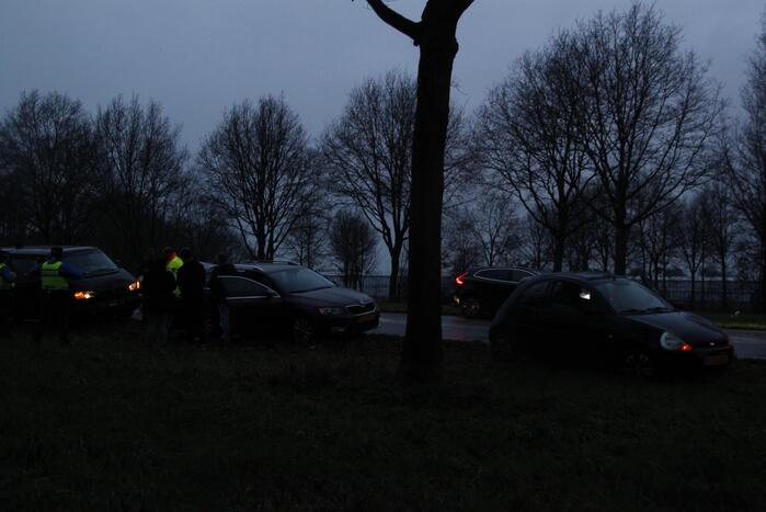 Twee voertuigen botsen op elkaar