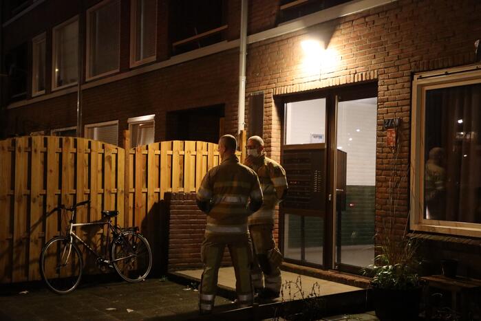Brandweer doet onderzoek naar benzinelucht in appartementencomplex