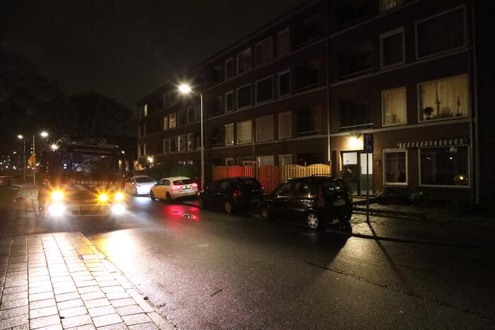Brandweer doet onderzoek naar benzinelucht in appartementencomplex