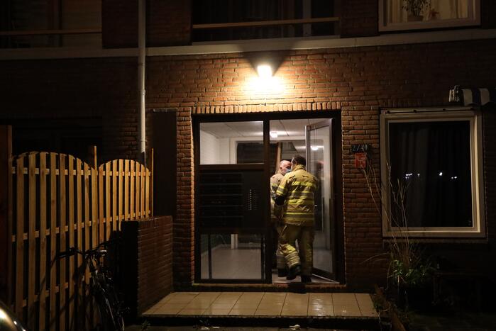 Brandweer doet onderzoek naar benzinelucht in appartementencomplex