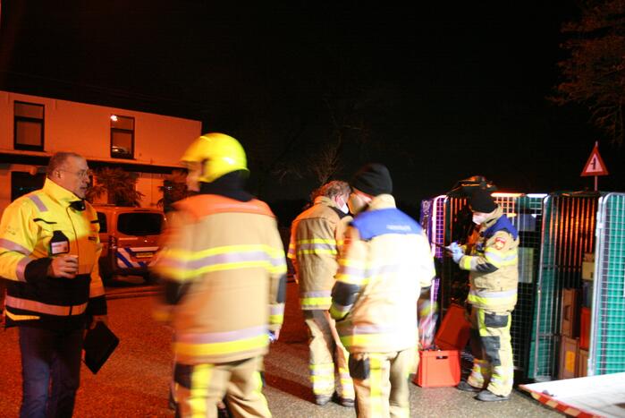 Grote uitslaande brand in loods achter woning