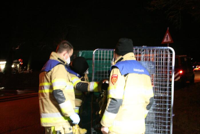 Grote uitslaande brand in loods achter woning